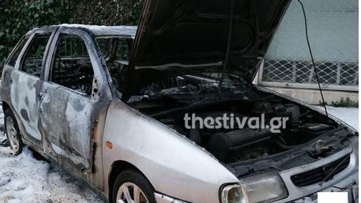 Θεσσαλονίκη: Κάηκαν ολοσχερώς σταθμευμένα αυτοκίνητα – ΦΩΤΟ
