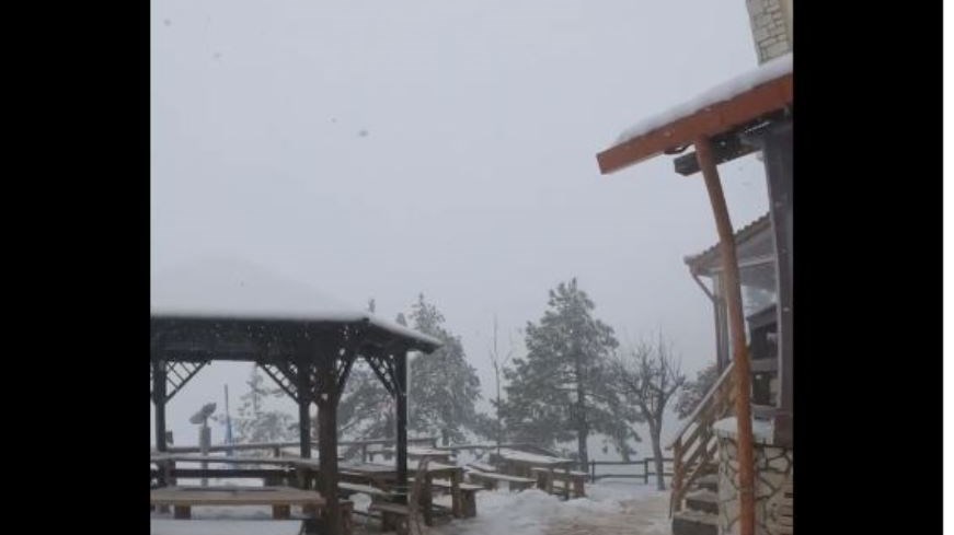 Χιονίζει στην Πάρνηθα: “Λευκές” και ειδυλλιακές εικόνες στο καταφύγιο Μπάφι – ΒΙΝΤΕΟ