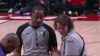 NBA: Το απρόοπτο με την σερβιτόρα – Την χτύπησε ο διαιτητής και της έπεσε ο δίσκος με τα ποτά – ΒΙΝΤΕΟ