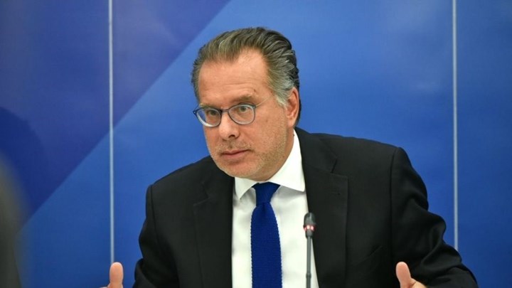 Κουμουτσάκος: Δεν είναι πλάνο της κυβέρνησης τα κλειστά κέντρα σε βραχονησίδες