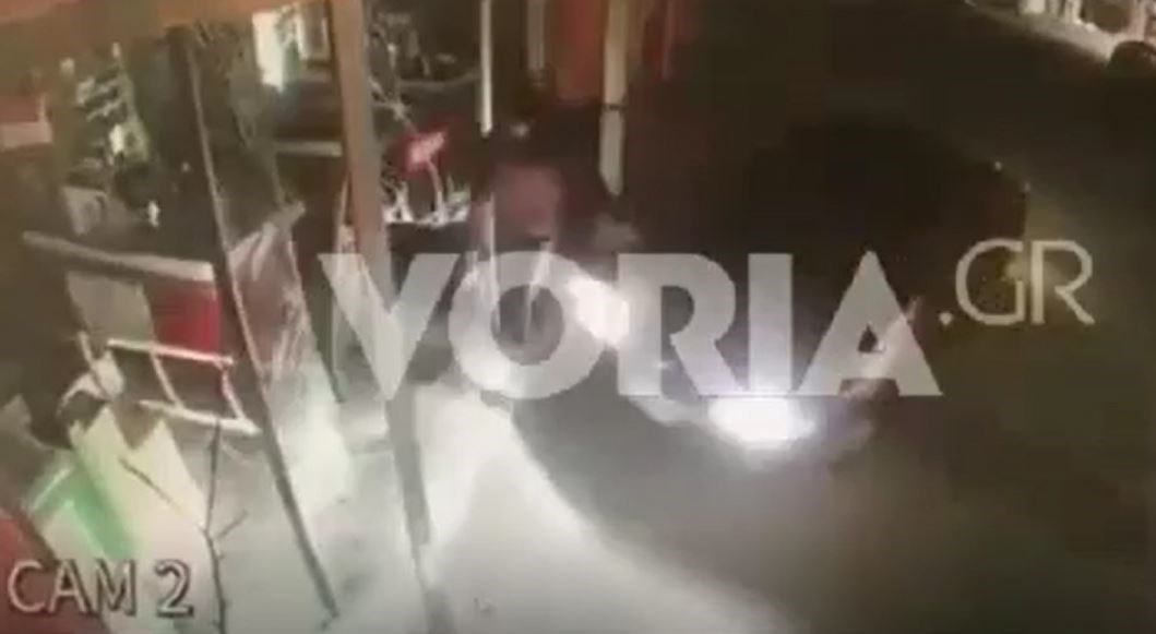 Θεσσαλονίκη: “Μπούκαραν” με αυτοκίνητο σε σούπερ μάρκετ – ΒΙΝΤΕΟ