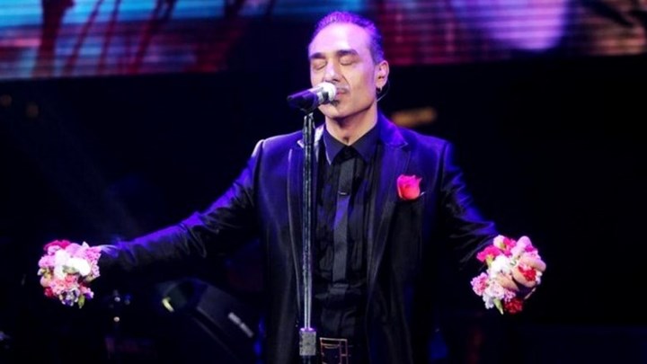 Σφακιανάκης για τη λιποθυμία του: Έφαγα κοκορέτσι 40 λεπτά πριν, πού να τραγουδήσω – ΒΙΝΤΕΟ