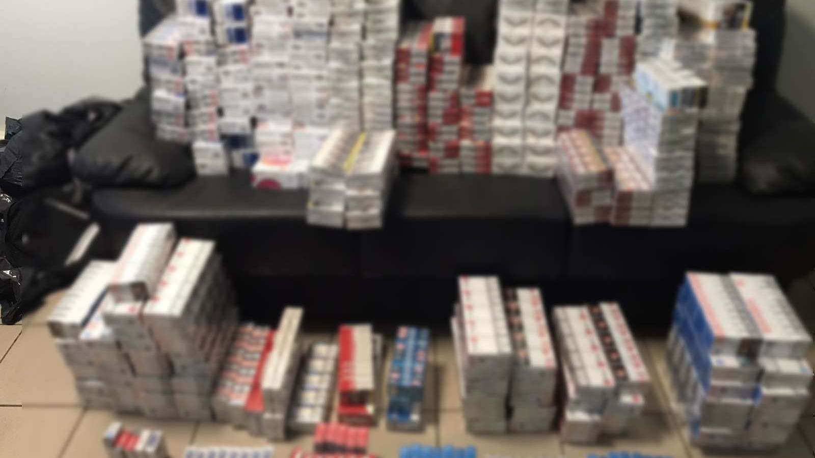 Θεσσαλονίκη: 54χρονη έκρυβε 3.000 λαθραία πακέτα τσιγάρα – Τα πουλούσε στη λαϊκή