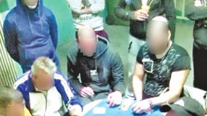 Πράσινη τσόχα και μάρκες στον Κορυδαλλό – Φωτογραφίες – ντοκουμέντο από το αυτοσχέδιο καζίνο των κρατουμένων