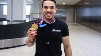 Πετρούνιας: Επέστρεψε στην Ελλάδα με το χρυσό – Η υποδοχή της συζύγου του στο αεροδρόμιο – ΦΩΤΟ