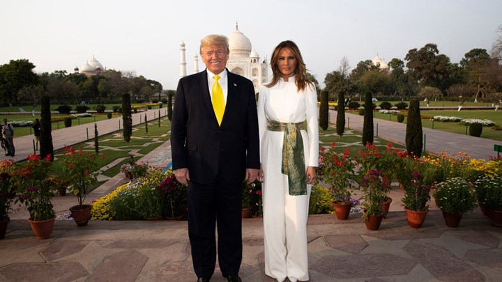 Στην Ινδία ο Τραμπ – Χεράκι χεράκι με τη Μελάνια στο Ταζ Μαχάλ – ΦΩΤΟ – ΒΙΝΤΕΟ