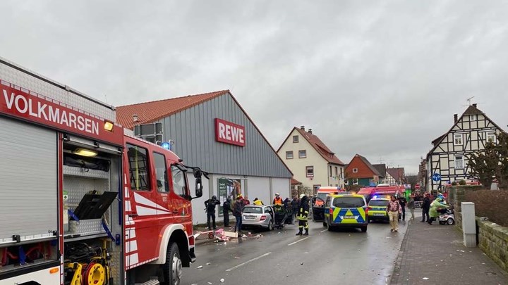 Γερμανία: Εικόνες από το σημείο όπου αυτοκίνητο έπεσε σε πεζούς – Παρακολουθούσαν το καρναβάλι