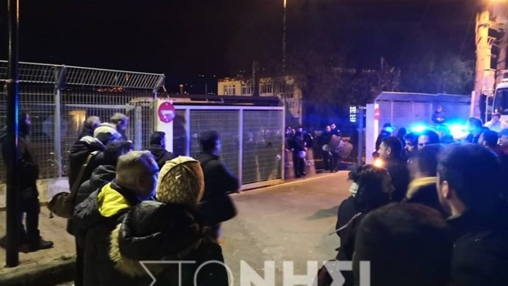 Λέσβος: Τα ΜΑΤ διώχνουν τα απορριμματοφόρα