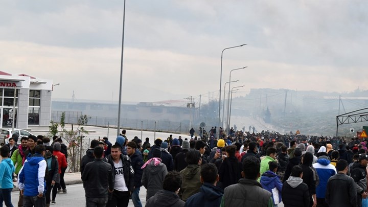 Μεταναστευτικό: Συνοδεία αστυνομικών δυνάμεων τα μηχανήματα για τα κλειστά κέντρα σε Λέσβο – Χίο