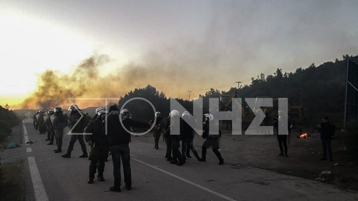 Μεταναστευτικό: Ένταση, χημικά και απεργία στη Λέσβο – Επεισόδια και στη Χίο – ΦΩΤΟ – ΒΙΝΤΕΟ