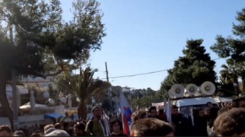 Συνέδριο ΓΣΕΕ: ΠΑΜΕ κατά Παναγόπουλου για την απαγόρευση εισόδου των δημοσιογράφων – ΒΙΝΤΕΟ