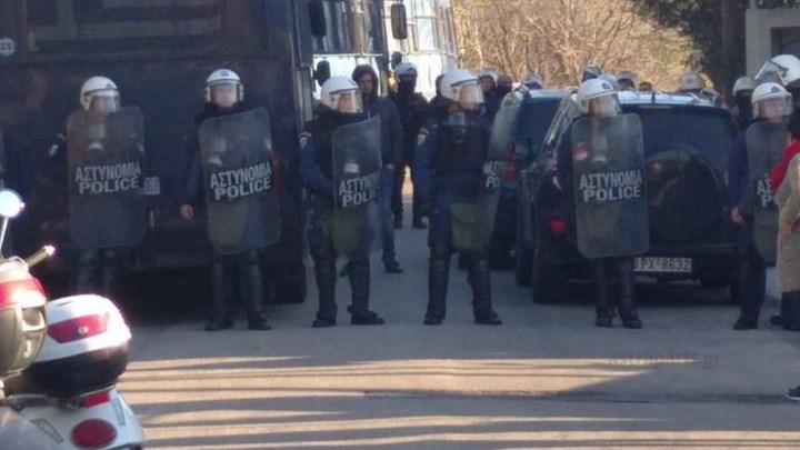 Μεταναστευτικό: Τρεις τραυματίες στη Χίο στις συγκρούσεις πολιτών με ΜΑΤ