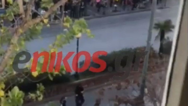 ΒΙΝΤΕΟ αναγνώστη από τα επεισόδια στην ΑΣΟΕΕ – Πετροπόλεμος και χημικά