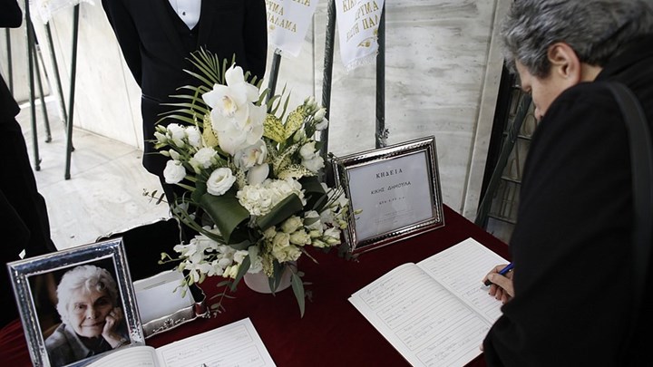 Κική Δημουλά: Σε κλίμα οδύνης το τελευταίο “αντίο” στη σπουδαία ποιήτρια – ΦΩΤΟ