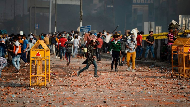 Ινδία: Πεδίο μάχης με 13 νεκρούς και 150 τραυματίες το Νέο Δελχί – ΒΙΝΤΕΟ