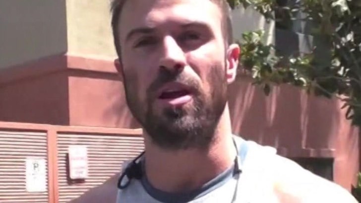 Συνελήφθη παίκτης reality για ξυλοδαρμό – ΒΙΝΤΕΟ