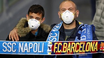 Κορονοϊός: Με μάσκες οπαδοί στο Νάπολι-Μπαρτσελόνα – ΦΩΤΟ