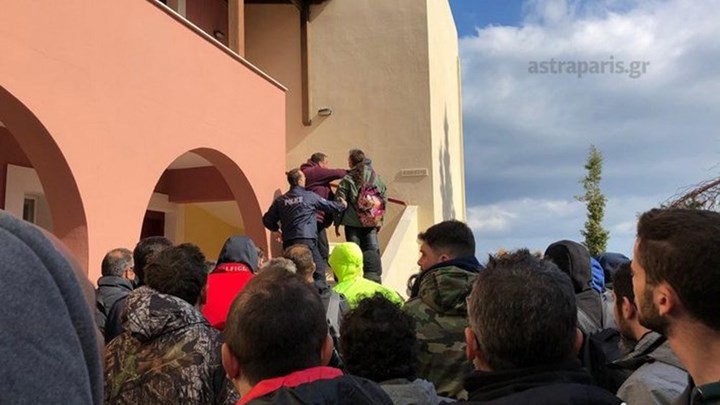 Χίος: Κάτοικοι εισέβαλαν σε ξενοδοχείο όπου διαμένουν αστυνομικοί των ΜΑΤ  – ΦΩΤΟ