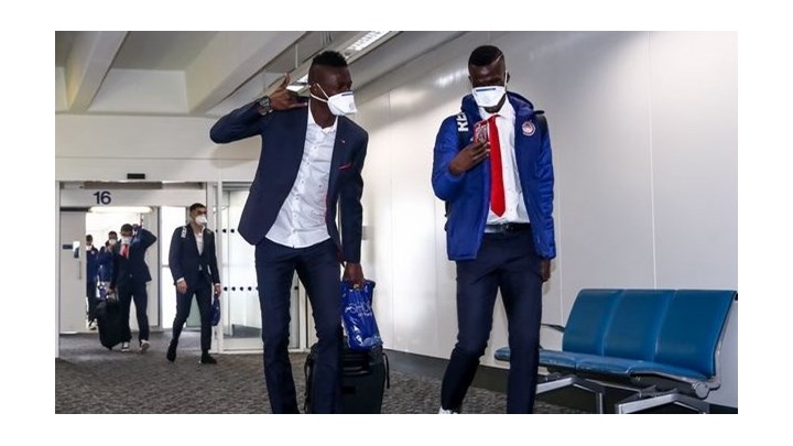 Κορονοϊός: Με μάσκες στο Λονδίνο οι παίκτες του Ολυμπιακού – ΦΩΤΟ