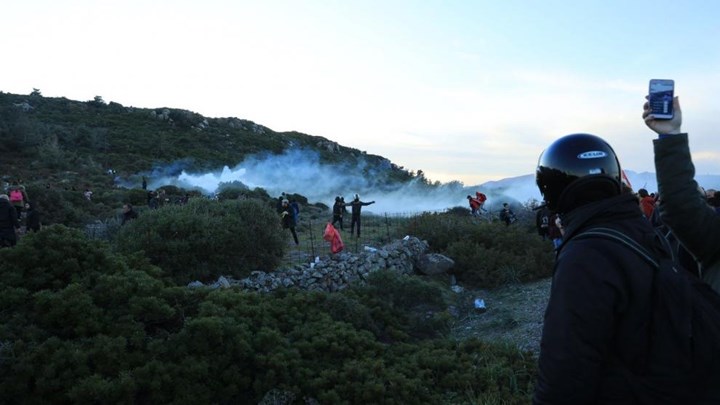 Επεισόδια στη Λέσβο: Τραυματίστηκαν 43 αστυνομικοί και 10 πολίτες