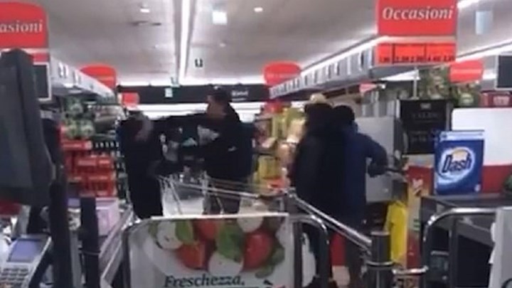 Κορονοϊός: Έπαιξαν… ξύλο μέσα σε σούπερ μάρκετ στην Ιταλία – ΒΙΝΤΕΟ