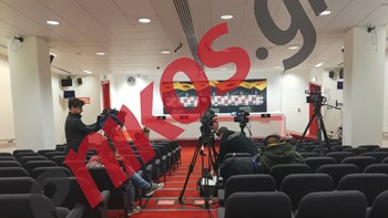 Τελευταίες προετοιμασίες για τη συνέντευξη Τύπου του Μαρτίνς