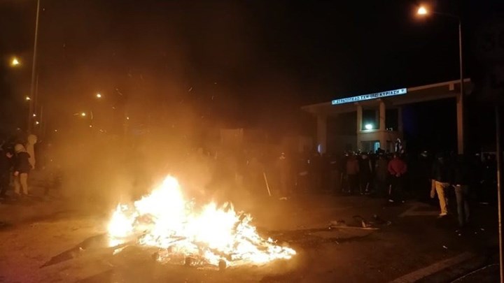 Νέα επεισόδια στη Λέσβο: Πολίτες «πολιορκούν» το στρατόπεδο Κυριαζή όπου βρίσκονται ΜΑΤ – ΒΙΝΤΕΟ