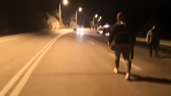 Λέσβος: Άνδρας πυροβολεί στον αέρα έξω από στρατόπεδο – ΒΙΝΤΕΟ