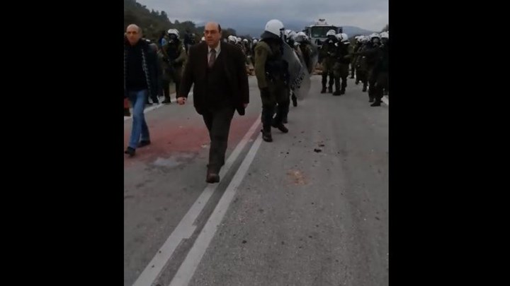 Λέσβος: Η στιγμή που αποχωρούν τα ΜΑΤ στην Καράβα με τον Δήμαρχο Δυτικής Λέσβου – ΒΙΝΤΕΟ