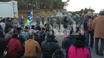 Μεταναστευτικό: Νέα συγκέντρωση σε Λέσβο και Χίο μετά τα επεισόδια – Σύσκεψη στο Μαξίμου – ΒΙΝΤΕΟ