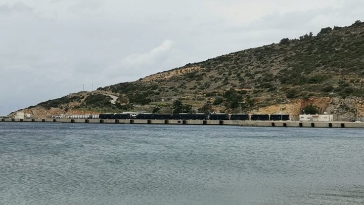 Χίος: Έφυγαν τα ΜΑΤ – Επεισόδια στο λιμάνι των Μεστών – ΒΙΝΤΕΟ