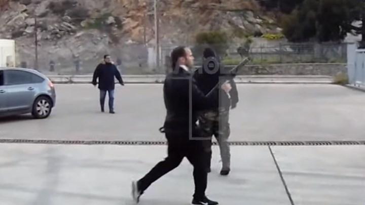 Χίος: Νέα βίντεο από τα επεισόδια στα Μεστά – Άνδρας των ΜΑΤ σπάει παρμπρίζ αυτοκινήτων