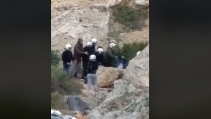 Χίος: Άνδρες των ΜΑΤ κυνηγούν και χτυπούν πολίτες στο λιμάνι των Μεστών – ΒΙΝΤΕΟ