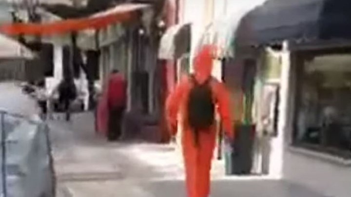 Κορονοϊός – Θεσσαλονίκη: Πήγε για καφέ φορώντας στολή βιολογικού πολέμου – ΒΙΝΤΕΟ