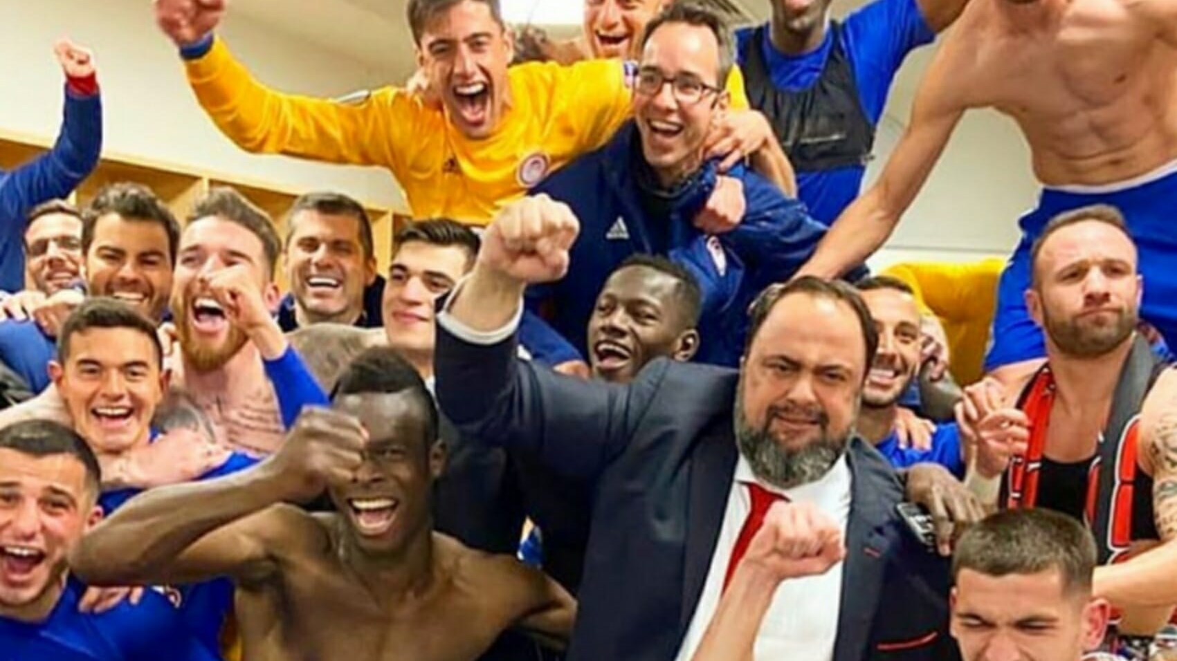 Ολυμπιακός: Γλέντι στα αποδυτήρια με παίκτες και Μαρινάκη να γίνονται μια αγκαλιά – ΒΙΝΤΕΟ