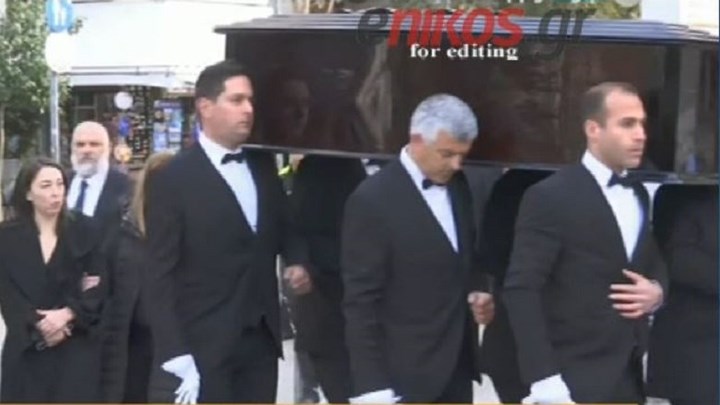 Κώστας Βουτσάς: Σε λίγη ώρα το τελευταίο “αντίο” – Συντετριμμένη η Αλίκη Κατσαβού -ΦΩΤΟ – ΒΙΝΤΕΟ