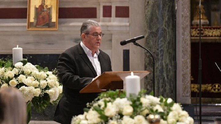 Κηδεία Κώστα Βουτσά: Συγκινημένος ο Δημήτρης Κουτσούμπας στον επικήδειο