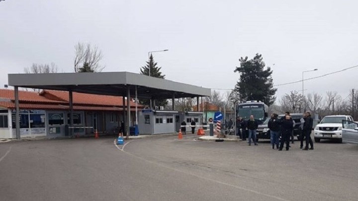 Έκλεισε το τελωνείο στις Καστανιές Έβρου – Καραβάνια προσφύγων στα σύνορα – ΒΙΝΤΕΟ