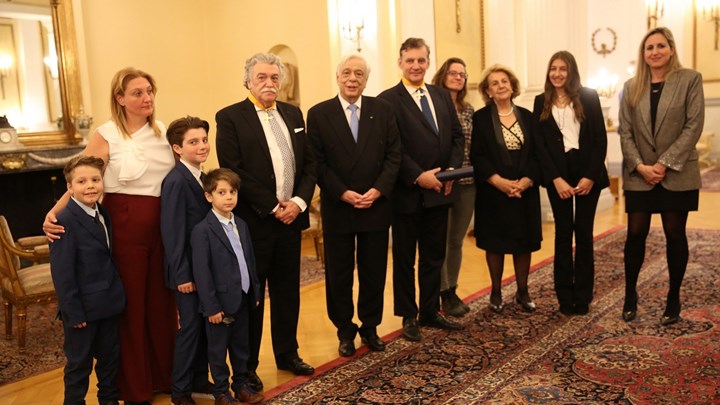 Ο Πρόεδρος της Δημοκρατίας παρασημοφόρησε τον πρύτανη του ΕΚΠΑ και τον πρόεδρο του ΚΙΣΕ