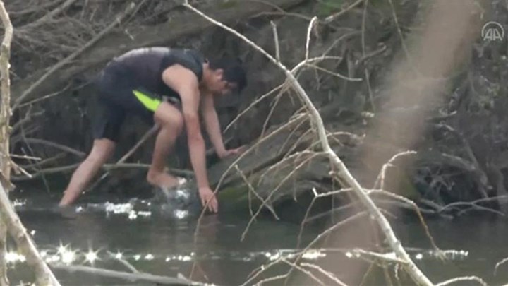 Yeni Safak: Πρόσφυγες κολυμπούν στον Έβρο και περνούν στην Ελλάδα – ΒΙΝΤΕΟ