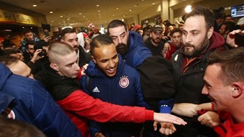 Ολυμπιακός: Αποθεώθηκε η αποστολή στο “Ελευθέριος Βενιζέλος” – ΦΩΤΟ – ΒΙΝΤΕΟ