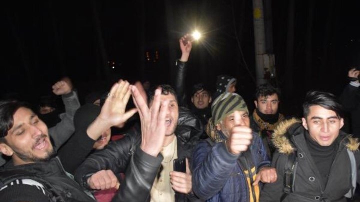 Έβρος: Καραβάνια προσφύγων και μεταναστών καταφθάνουν στα ελληνοτουρκικά σύνορα – ΦΩΤΟ