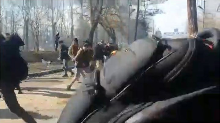 Έβρος: Δακρυγόνο έσκασε δίπλα σε δημοσιογράφο του ΣΚΑΪ – ΒΙΝΤΕΟ
