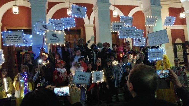 Πάτρα: Ολονύχτιο πάρτι από καρναβαλιστές- Τα γκρουπ ετοιμάζονται για παρέλαση παρά την απαγόρευση