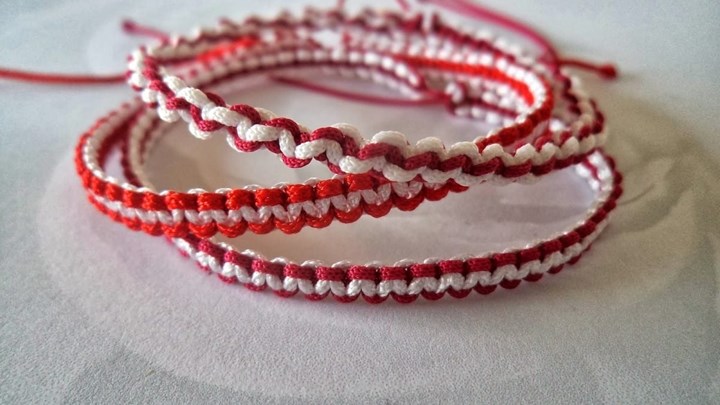 Μάρτης: Για ποιον λόγο φοράμε βραχιολάκι από κόκκινη και άσπρη κλωστή