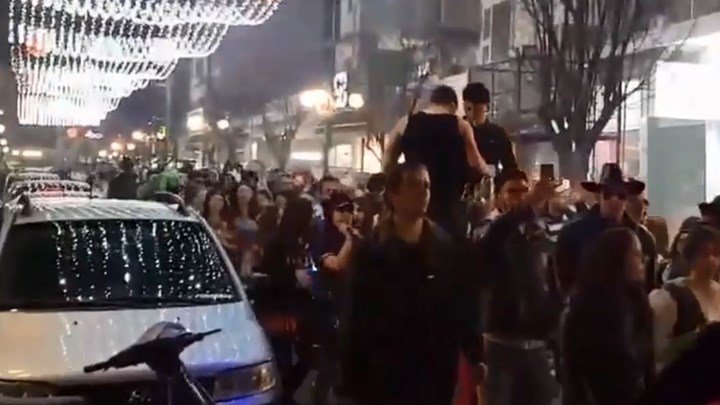 Ξάνθη: Ξέφρενο γλέντι στην Ξάνθη – Στους δρόμους οι καρναβαλιστές – ΒΙΝΤΕΟ