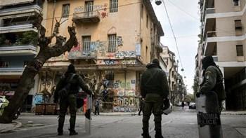 Επιχείρηση της ΕΛ.ΑΣ. σε υπό κατάληψη κτίριο στο κέντρο της Αθήνας – ΤΩΡΑ