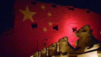 Κορονοϊός: Στα χρώματα της κινεζικής σημαίας σημαντικά μνημεία της Αιγύπτου – ΦΩΤΟ