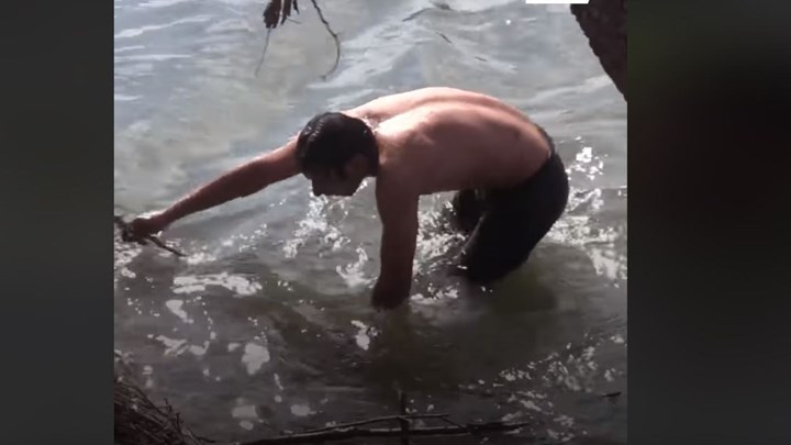 Έβρος: Μετανάστες κολυμπούν στον ποταμό για να επιστρέψουν στην Τουρκία – ΒΙΝΤΕΟ