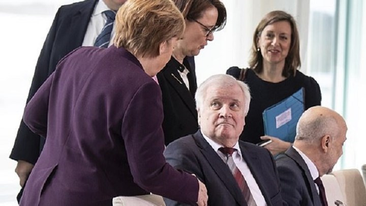 Κορονοϊός: Γερμανός υπουργός αρνήθηκε να κάνει χειραψία με τη Μέρκελ – ΦΩΤΟ – ΒΙΝΤΕΟ
